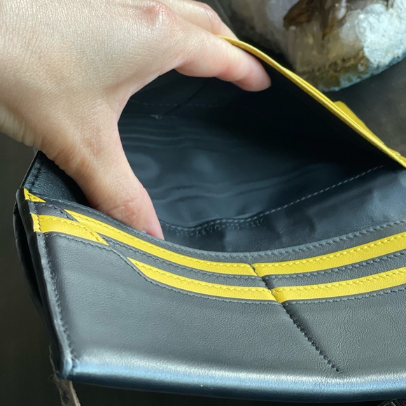 💛🖤EUC💛🖤 FENDI two-tone leather, 12-card slot wallet ❤️‍🔥🖤💛 - Picture 5 of 9